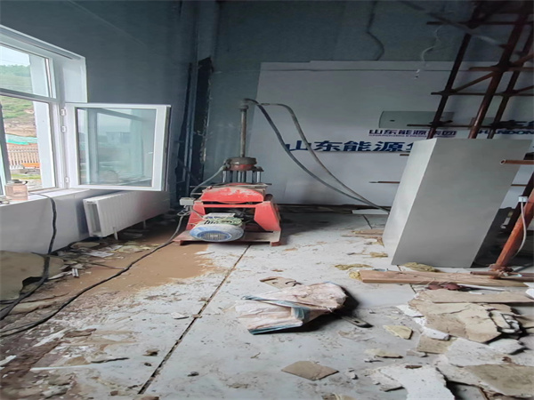 富文镇地基基础下沉墙体裂缝加固注浆顶升施工